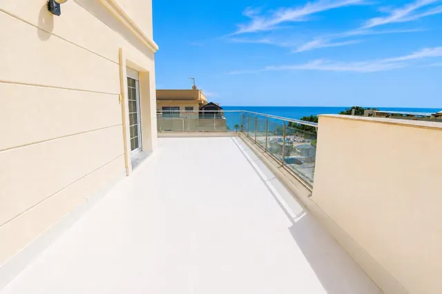 Ático con gran terraza y vistas al mar — 22