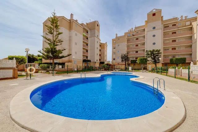 Apartamento de dos dormitorios en residencial con piscina comunitaria — 2