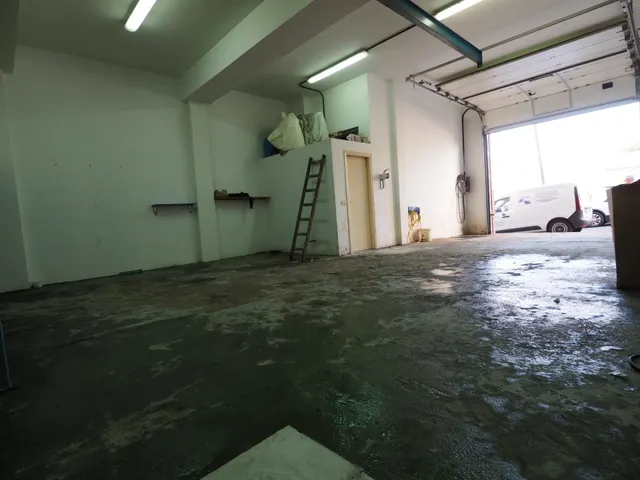 Se vende salón con oficina. — 6