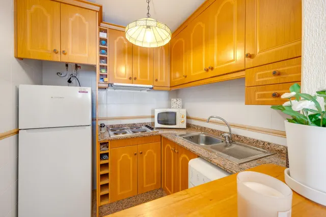 Apartamento de dos dormitorios con piscina comunitaria en el centro de Torrevieja — 7