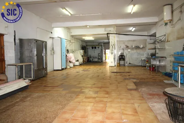 Amplio local comercial céntrico — 11