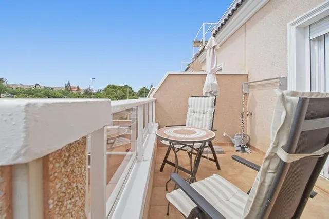 Adosado de 3 dormitorios con gran espacio exterior en Punta Prima — 25