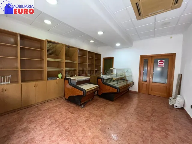 Local comercial TOTALMENTE ACONDICIONADO con casa de madera