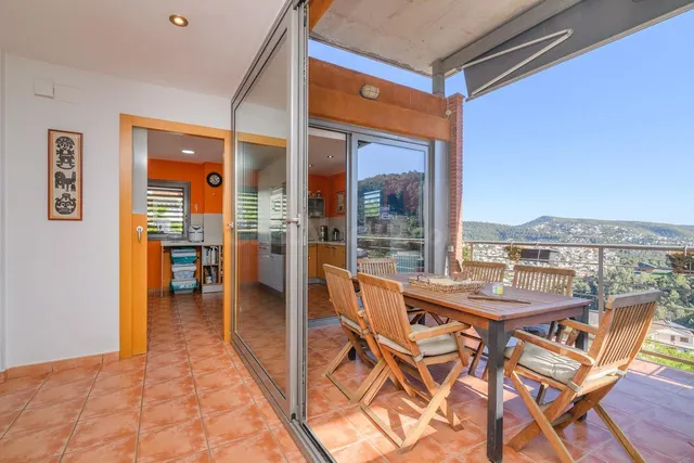Casa en Vallirana con 3 terrazas, vistas abiertas, placas so - foto 2