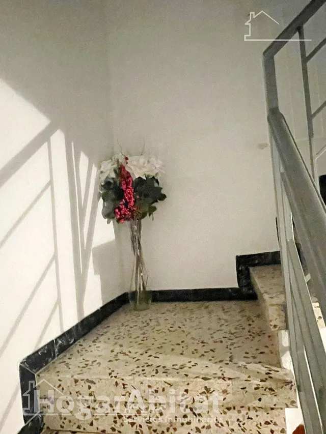 AMPLIA CASA CON MUCHAS POSIBILIDADES — 30