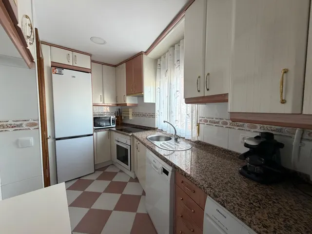 URBAMAR ALQUILA: Exclusivo Ático-Dúplex con Gran Terraza y Vistas a las Torres en Madrid — 6