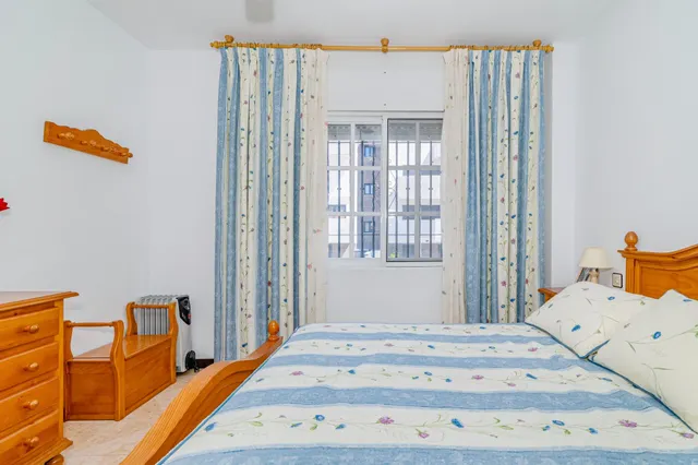 Chalet adosado en Salobreña playa, urb. privada con piscina y jardines. — 46