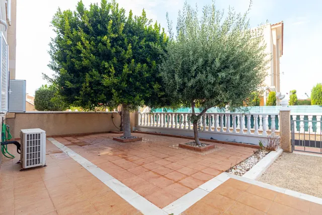 Bungalow de 3 dormitorios 2 baños con piscina privada y jardín en Zeniamar · Orihuela Costa — 28