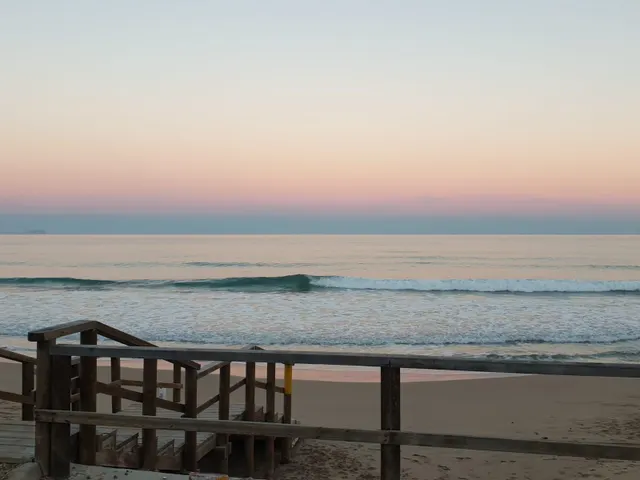 Bungalow adosado de tres plantas con vistas al mar — 32