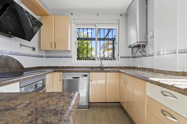 CHALET PAREADO CON DORMITORIO Y BAÑO EN PLANTA BAJA, BUHARDI - foto 2