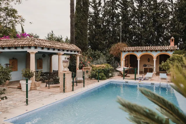 Ponemos a la venta este precioso y peculiar chalet con pisci