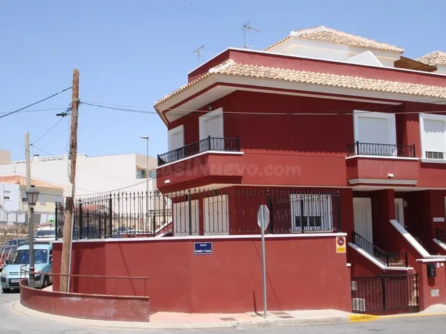 Semiadosado en el centro de San Miguel de Salinas, Alicante,