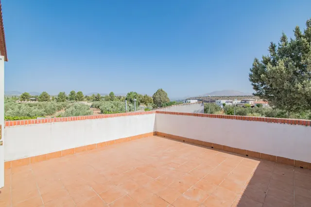 ¡Oportunidad Única! Se Vende Magnífica Casa en Esquina con Amplia Parcela — 24