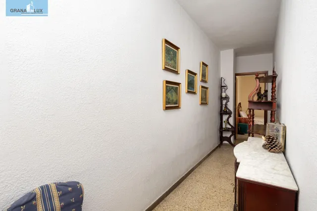 Camino de Ronda. Piso en planta alta con 5 dormitorios, garaje y trastero, calefacción central. — 21