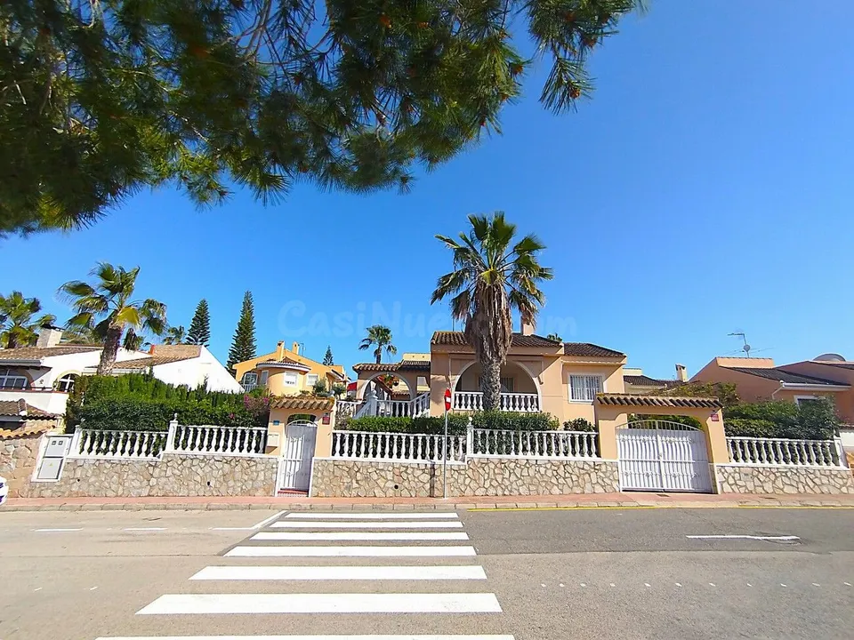 Villa 4 habitaciones 227m² en venta - Pueblo Lucero