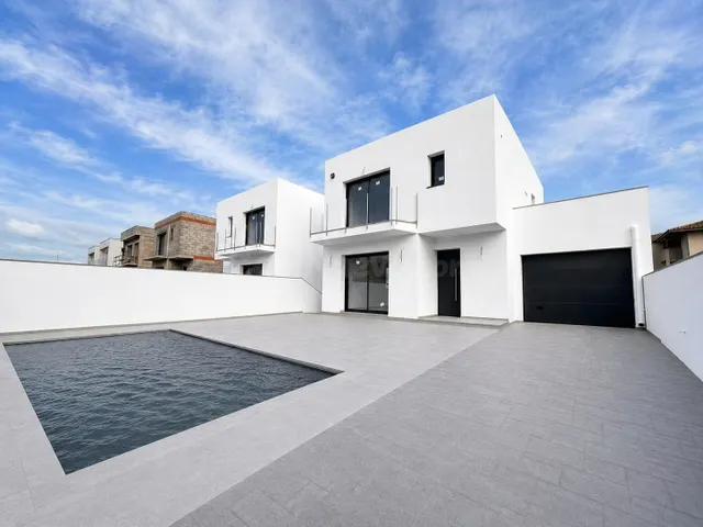 Empuriabrava | Moderna villa con piscina privada y amplio só
