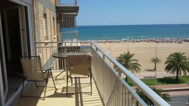Vivienda frente al mar con 2 dormitorios y cocina independie