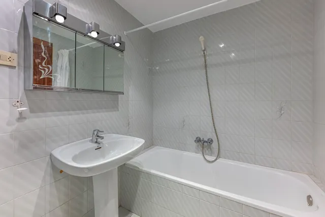Piso familiar de 4 dormitorios con dos terrazas y piscina en el centro de Fuengirola — 23