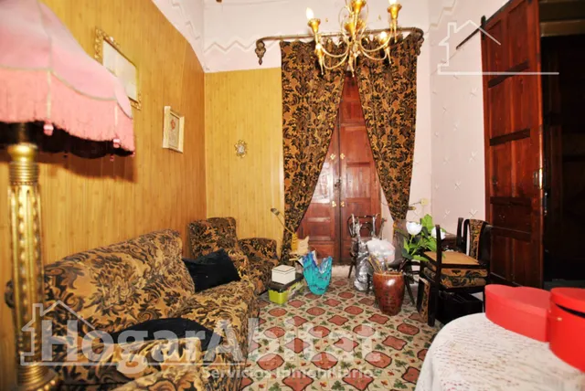 Amplia casa esquinera con terraza y trastero en el centro — 9