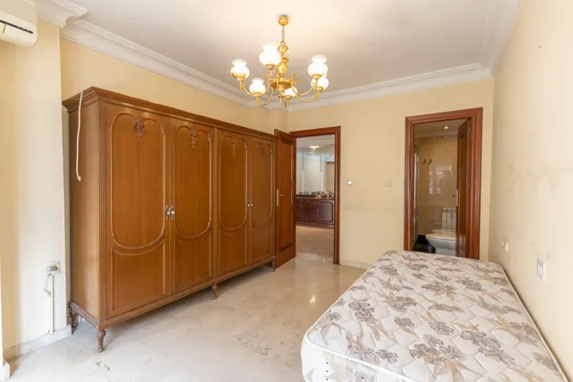 Piso en venta en pleno centro de Granada – Planta alta, garaje y gran potencial de reforma — 41