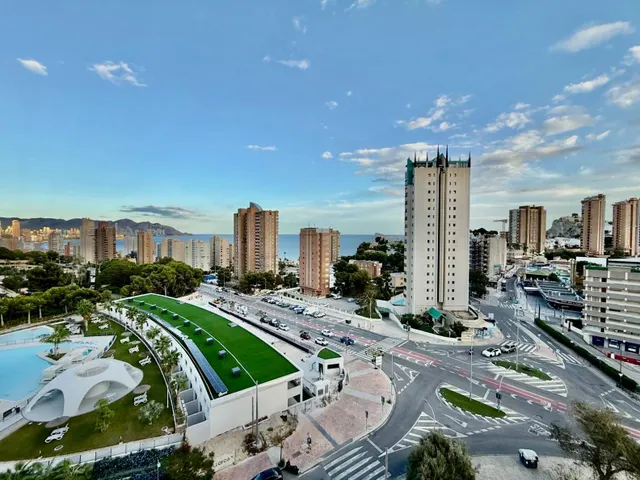 Apartamento reformado con vistas al mar, terraza y parking incluido en poniente, Benidorm — 2
