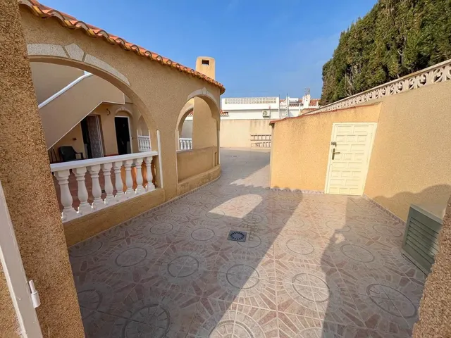 Chalet con piscina y amplias estancias en El Chaparral — 10