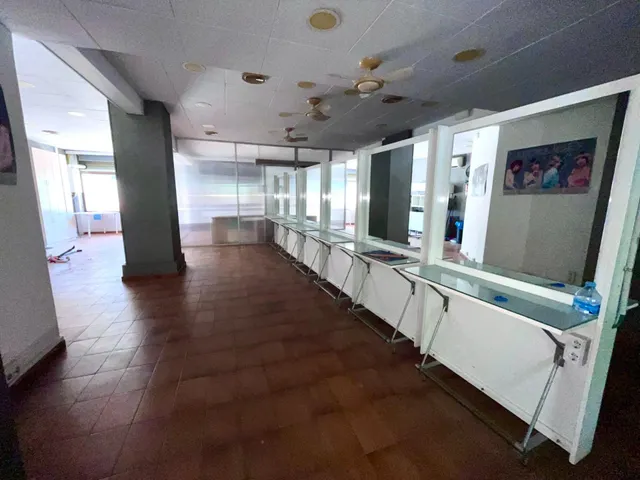 DESTACABLE Y PECULIAR LOCAL en VENTA o ALQUILER en Martorell. — 2