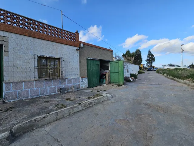 ¡GRAN OPORTUNIDAD! FINCA RÚSTICA CON DOS VIVIENDAS Y AMPLIO  - foto 2