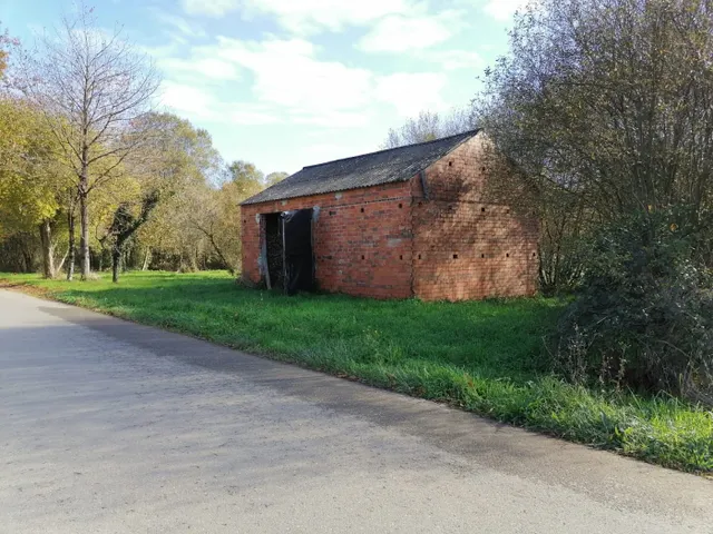 SE VENDE TERRENO CON ARBOLEDA Y UNA PEQUEÑA EDIFICACIÓN EN C