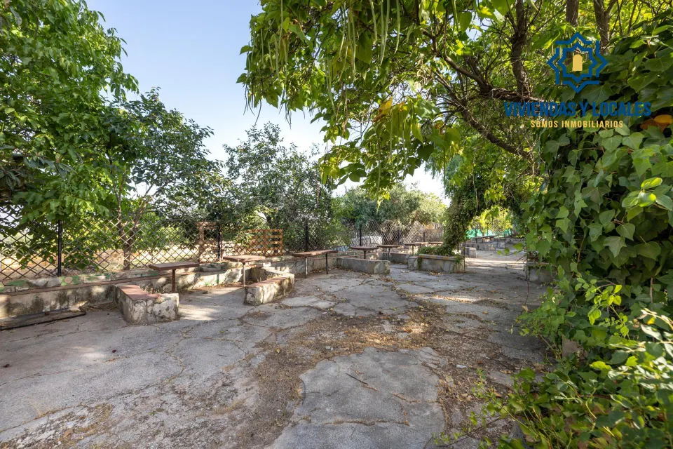 Terreno urbanizable, actualmente hay un restaurante.