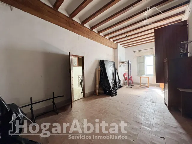Espaciosa casa con local comercial y garaje en el centro — 40