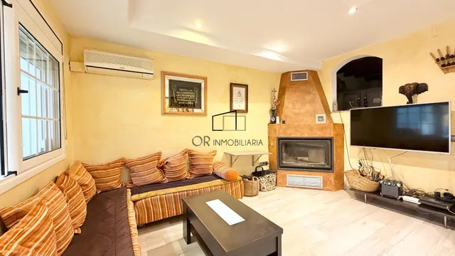 Amplia vivienda con terraza, chimenea y espacios versátiles  - foto 3