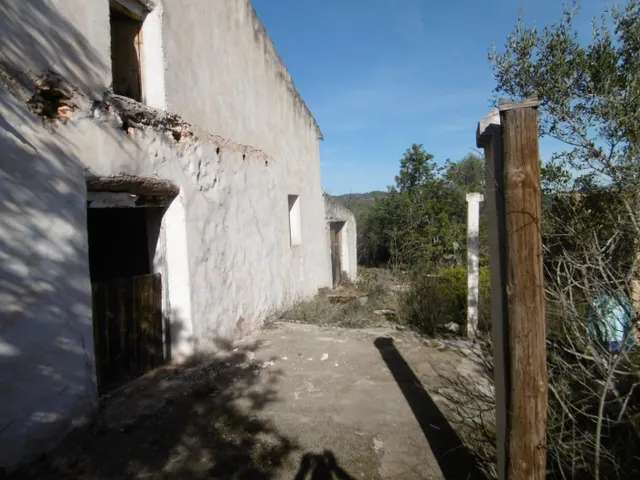 MASIA PARA REFORMAR  CON ALMACENES EN UNA FINCA DE 10 HECTÁREAS — 11