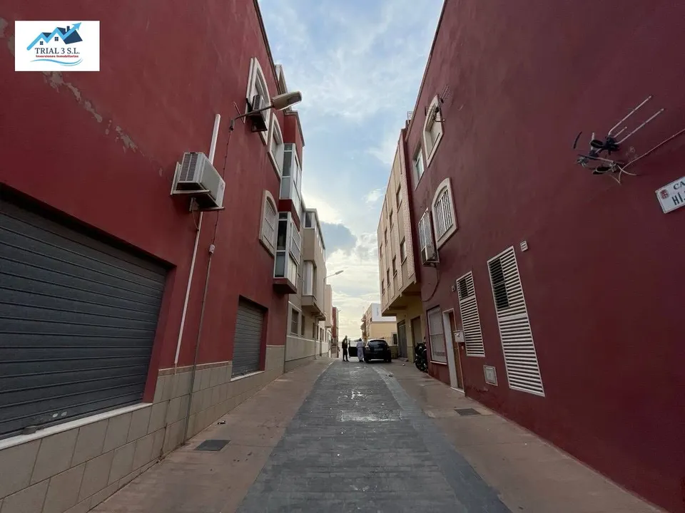 Venta de 6 Pisos + Ático + 7 Garajes en Almería
