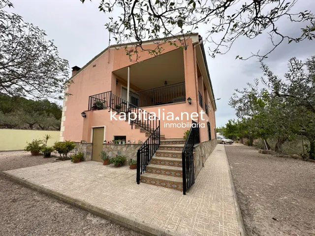 Chalet a la venta en Cocentaina, Alicante. — 2