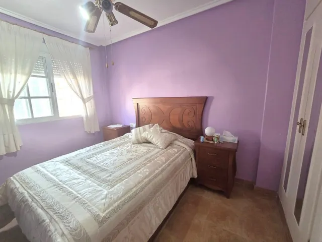 Amplia villa (aprox. 98 m2 + terrazas y garaje) con 3 dormitorios, 2 baños y gran piscina comunitaria. Cerca de colegios y comercios, y a solo 1,5 km de las playas de Punta Prima. — 25