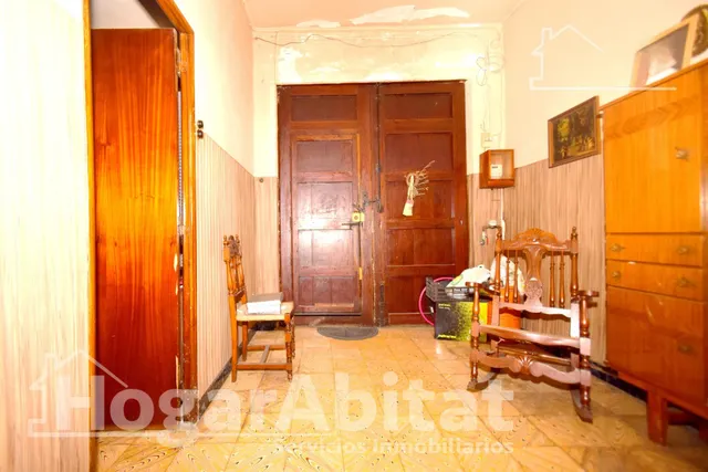 ¡OPORTUNIDAD ÚNICA! AMPLIA CASA PARA REFORMAR CON PATIO Y TRASTERO — 6