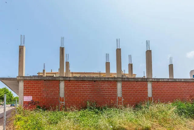 Edificio en obra parada en Llandells (Peñíscola) con proyecto para 39 viviendas y locales — 8