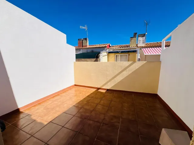 Chalet adosado de 3 dormitorios con terraza y piscina comunitaria en Playa Flamenca — 28