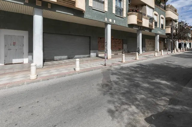 Oportunidad en Atarfe, local de origen de 222m2 - foto 3