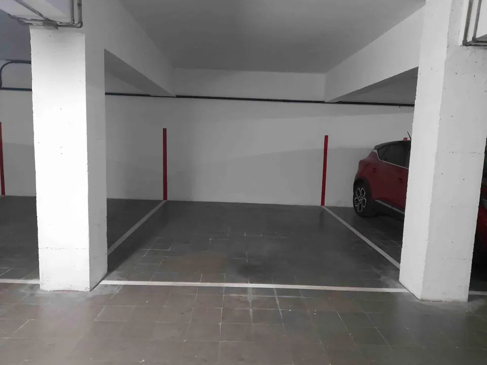 13 Plazas de Parking para COCHE GRANDE o MOTOS IDEAL INVERSORES en la Plaça Granollers de Mataró