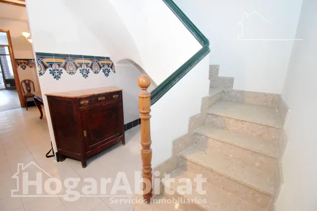 ¡Hazla a tu gusto! Gran casa para reformar con terraza y balcón, cerca del ayuntamiento — 50