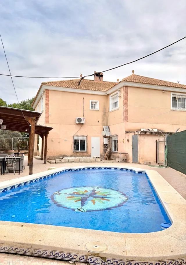 Chalet independiente con parcela de 930 m2, piscina y bajo a - foto 4