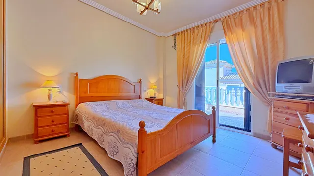 Villa 4 habitaciones 198m² en venta - Urbanización Perla del Mar — 28