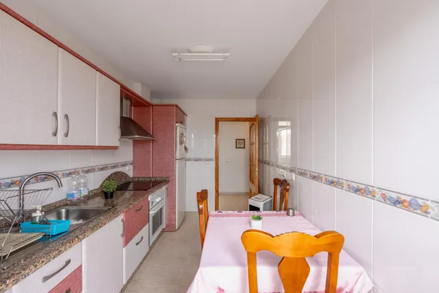 Ático Exclusivo en Roquetas de Mar con Amplia Terraza y Piscina Comunitaria — 11
