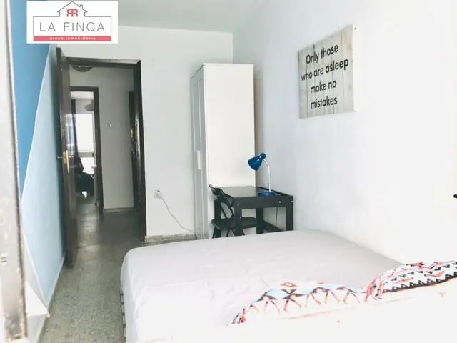 Edificio  con local comercial en plena Calle Victoria — 11