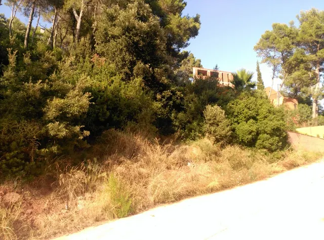 Espectacular terreno que da a dos calles, en Corbera de Llobregat, cerca Hotel Can Fisa. — 4