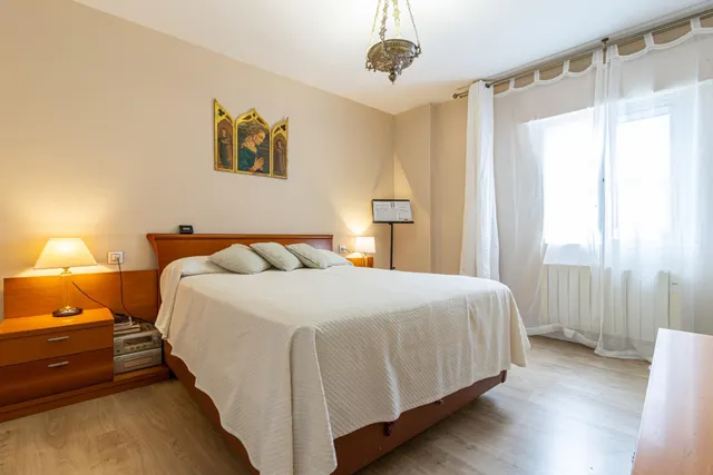 ¡Excelente oportunidad en pleno centro! Espacioso y luminoso piso de 4 dormitorios con garaje subterráneo! — 25