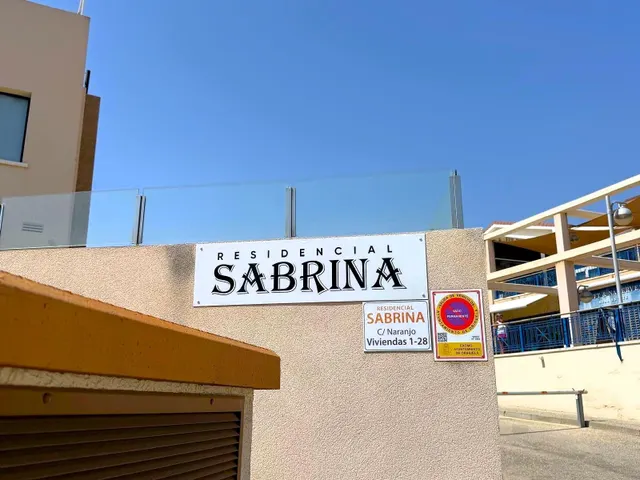 Planta baja moderna (aprox. 63 m2) con 2 dormitorios, 2 baños y amplia terraza/jardín. Gran zona de piscina, cerca del La Zenia Boulevard, ¡y a 15 minutos a pie de la Playa de La Zenia! — 38