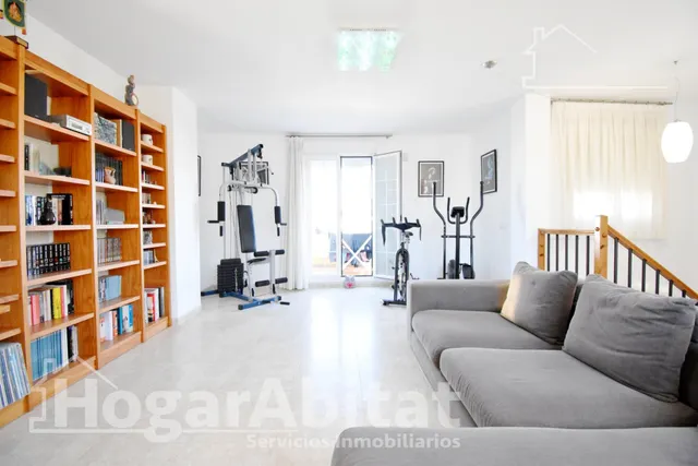 ADOSADO CON 3 TERRAZAS, BALCÓN, PISCINA Y GARAJE — 25
